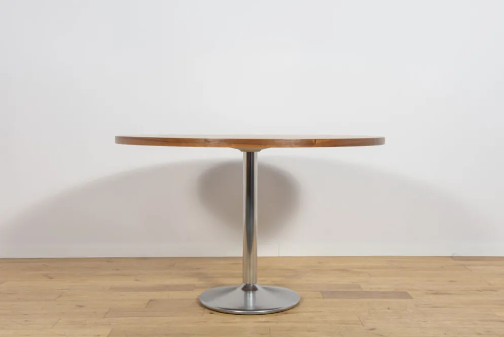Table à manger ronde en noyer du milieu du siècle, Danemark, années 1970