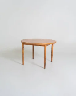 Table à manger ronde extensible en noyer, Suède, années 1960