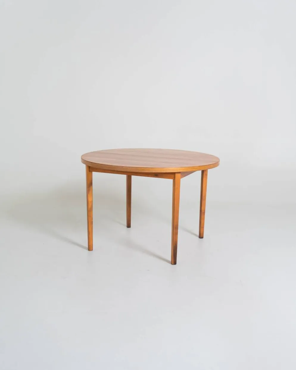 Table à manger ronde extensible en noyer, Suède, années 1960