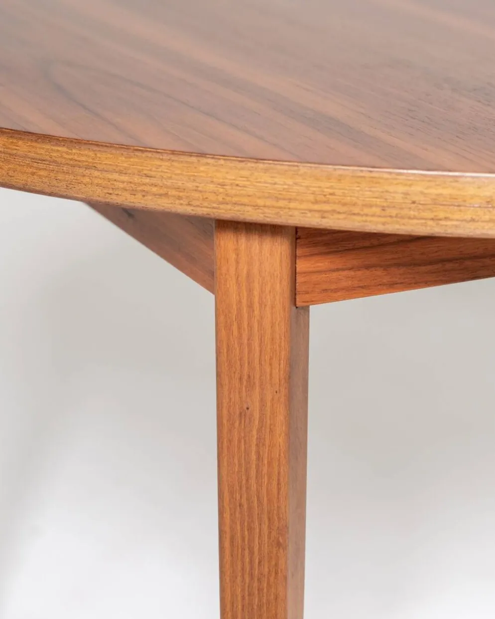 Table à manger ronde extensible en noyer, Suède, années 1960