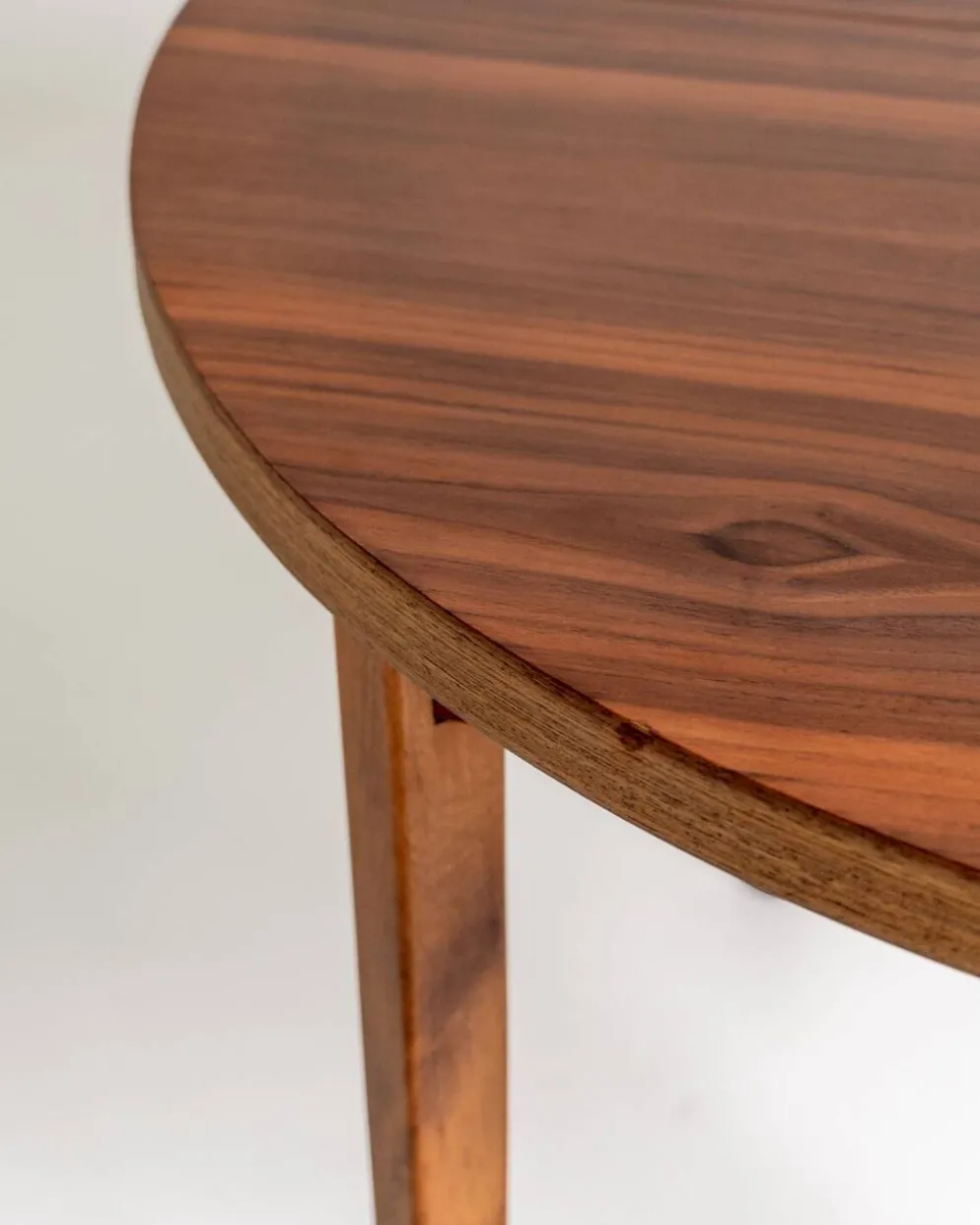 Table à manger ronde extensible en noyer, Suède, années 1960