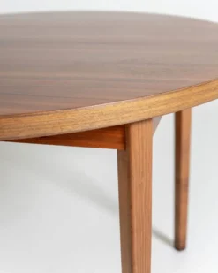 Table à manger ronde extensible en noyer, Suède, années 1960