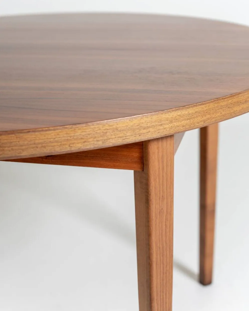Table à manger ronde extensible en noyer, Suède, années 1960