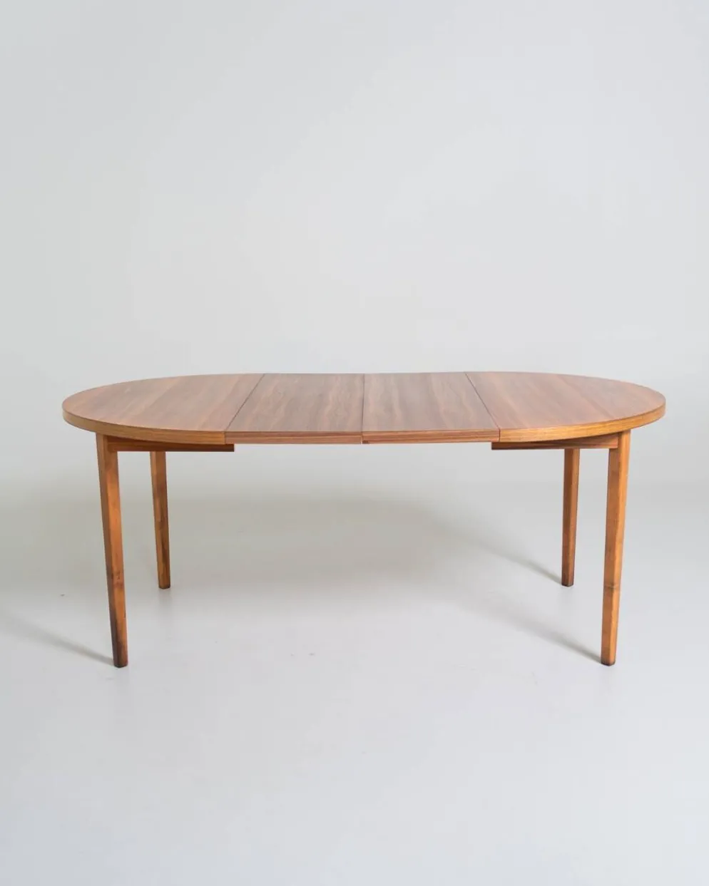 Table à manger ronde extensible en noyer, Suède, années 1960
