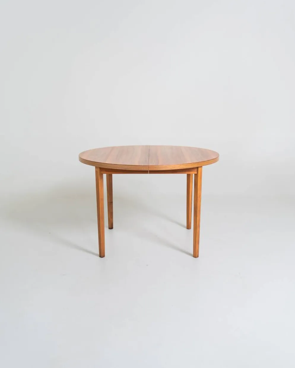 Table à manger ronde extensible en noyer, Suède, années 1960