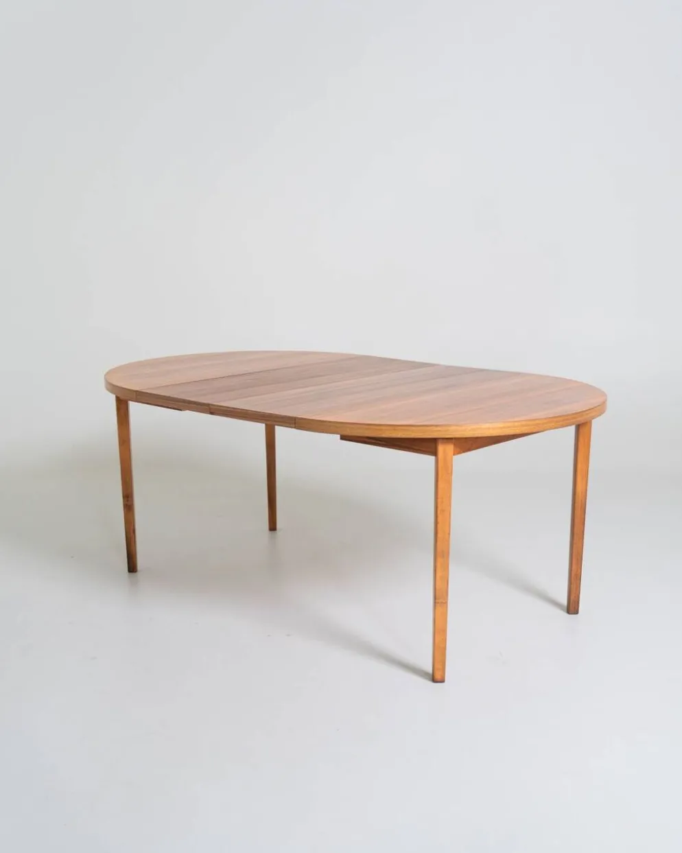Table à manger ronde extensible en noyer, Suède, années 1960