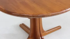 Table à manger ronde extensible vintage en teck massif des années 1960.