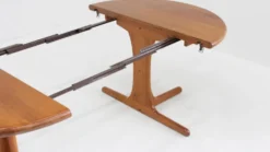 Table à manger ronde extensible vintage en teck massif des années 1960.