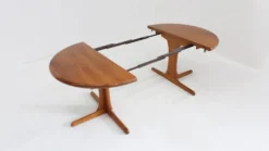Table à manger ronde extensible vintage en teck massif des années 1960.