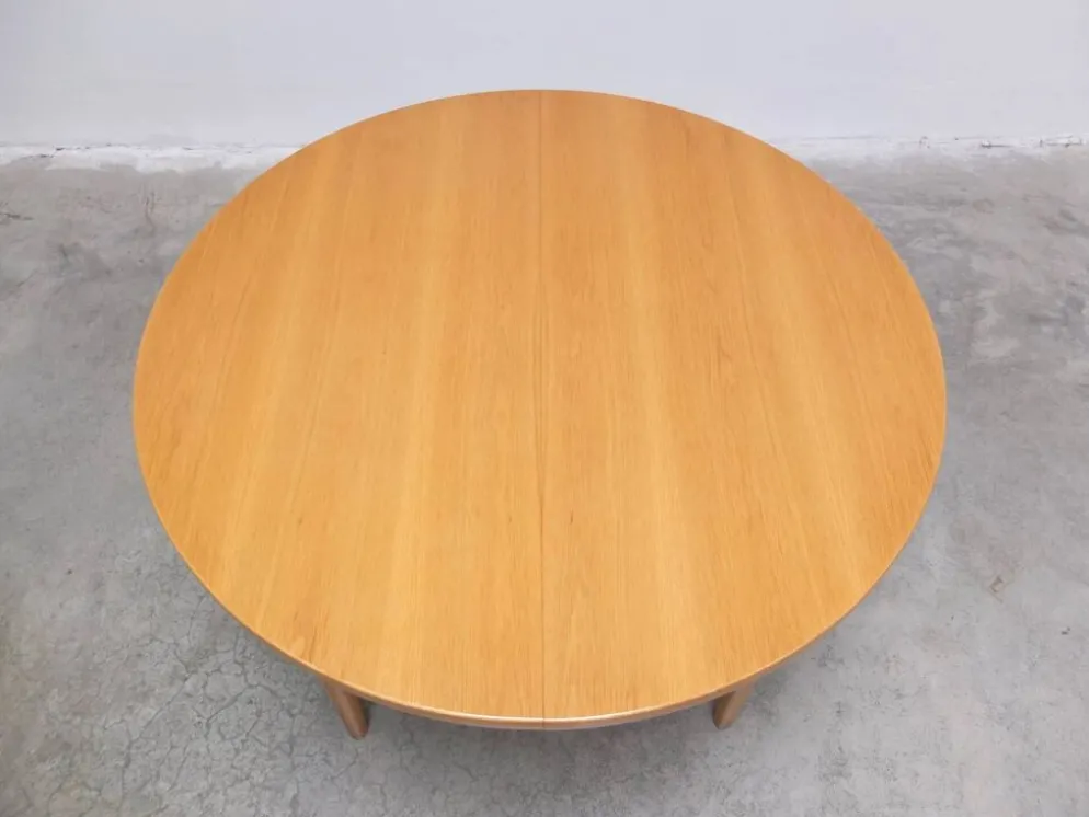 Table à manger ronde extensible en chêne par Van Den Berghe-Pauvers, années 1970.