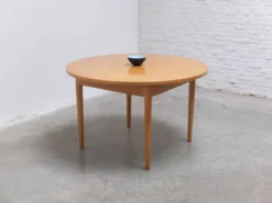 Table à manger ronde extensible en chêne par Van Den Berghe-Pauvers, années 1970.