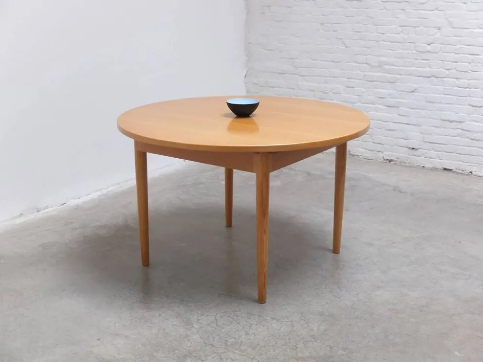 Table à manger ronde extensible en chêne par Van Den Berghe-Pauvers, années 1970.