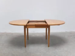 Table à manger ronde extensible en chêne par Van Den Berghe-Pauvers, années 1970.