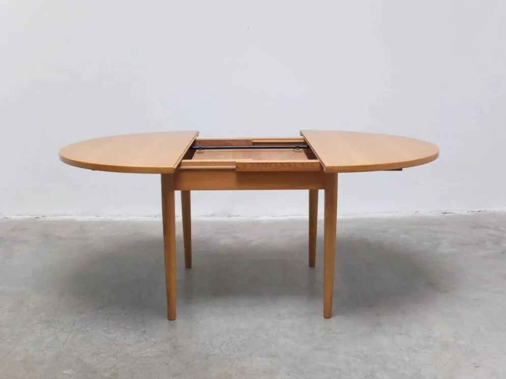 Table à manger ronde extensible en chêne par Van Den Berghe-Pauvers, années 1970.