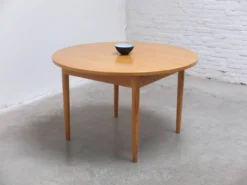 Table à manger ronde extensible en chêne par Van Den Berghe-Pauvers, années 1970.