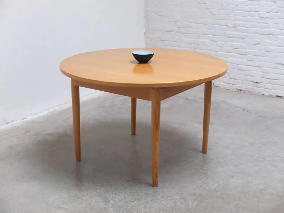 Table à manger ronde extensible en chêne par Van Den Berghe-Pauvers, années 1970.