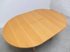 Table à manger ronde extensible en chêne par Van Den Berghe-Pauvers, années 1970.