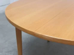 Table à manger ronde extensible en chêne par Van Den Berghe-Pauvers, années 1970.