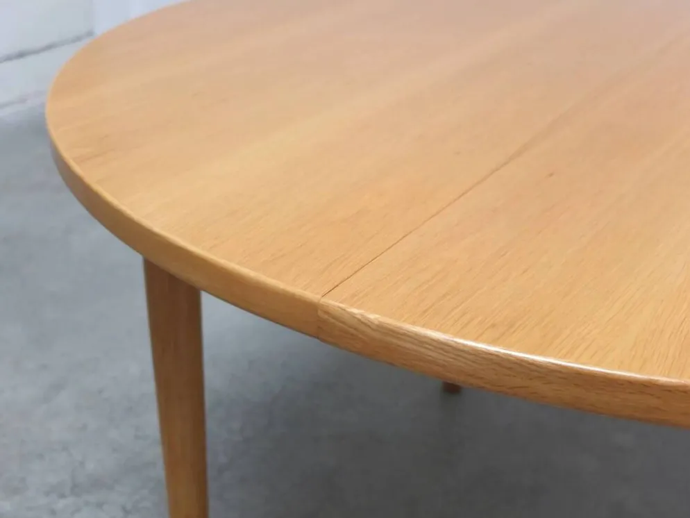 Table à manger ronde extensible en chêne par Van Den Berghe-Pauvers, années 1970.
