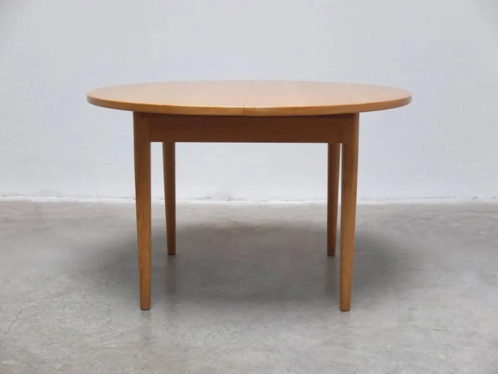 Table à manger ronde extensible en chêne par Van Den Berghe-Pauvers, années 1970.