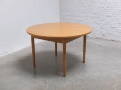 Table à manger ronde extensible en chêne par Van Den Berghe-Pauvers, années 1970.