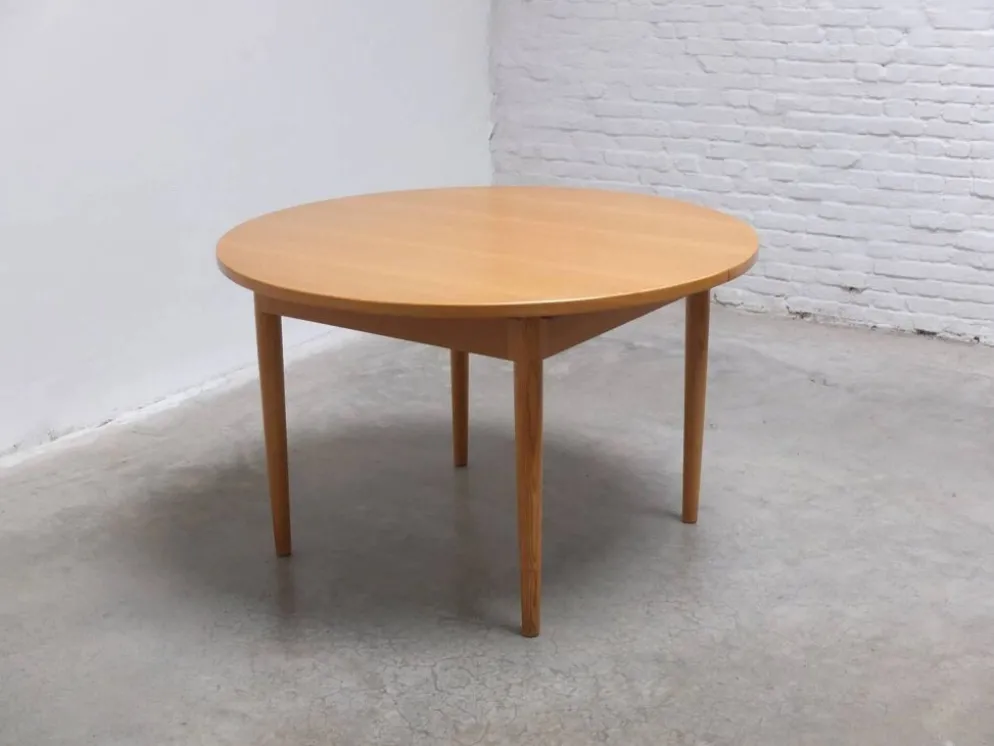 Table à manger ronde extensible en chêne par Van Den Berghe-Pauvers, années 1970.