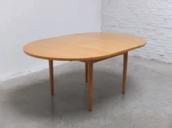 Table à manger ronde extensible en chêne par Van Den Berghe-Pauvers, années 1970.