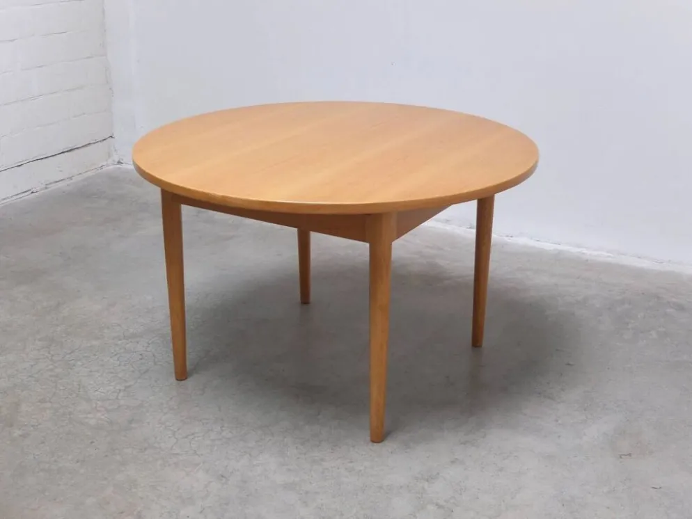 Table à manger ronde extensible en chêne par Van Den Berghe-Pauvers, années 1970.
