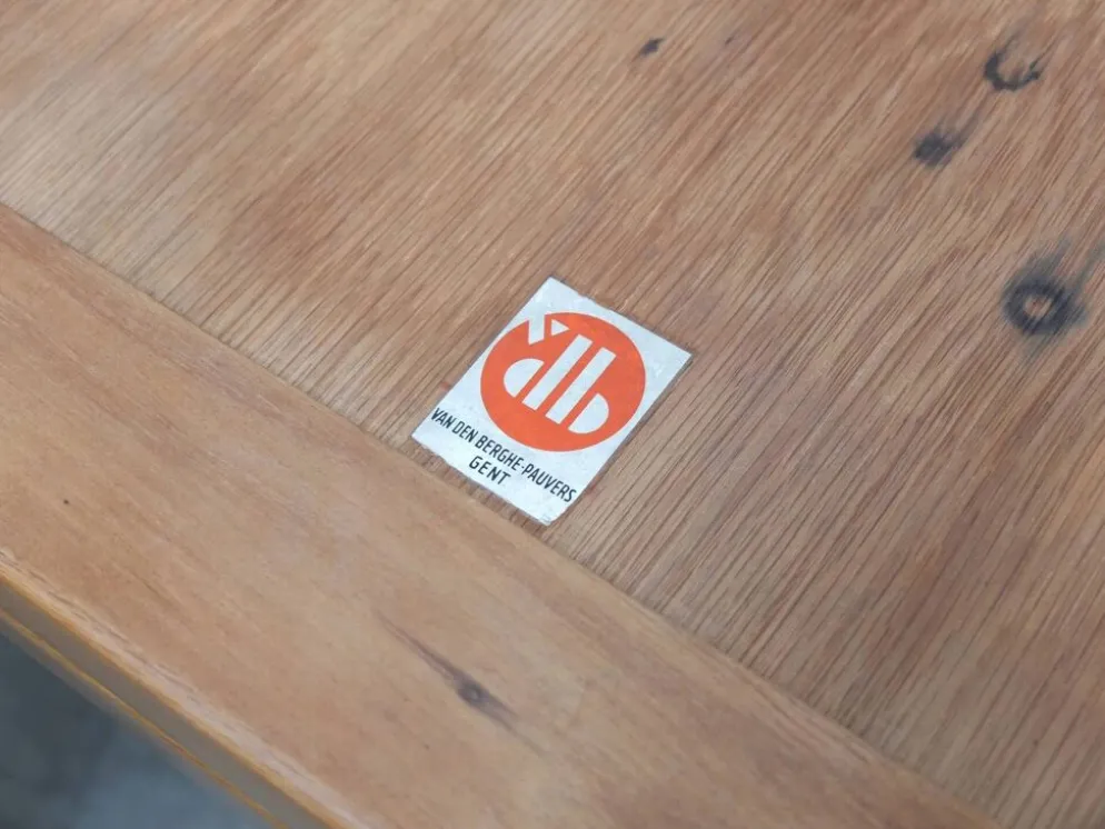 Table à manger ronde extensible en chêne par Van Den Berghe-Pauvers, années 1970.