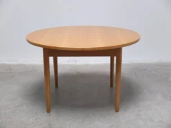 Table à manger ronde extensible en chêne par Van Den Berghe-Pauvers, années 1970.