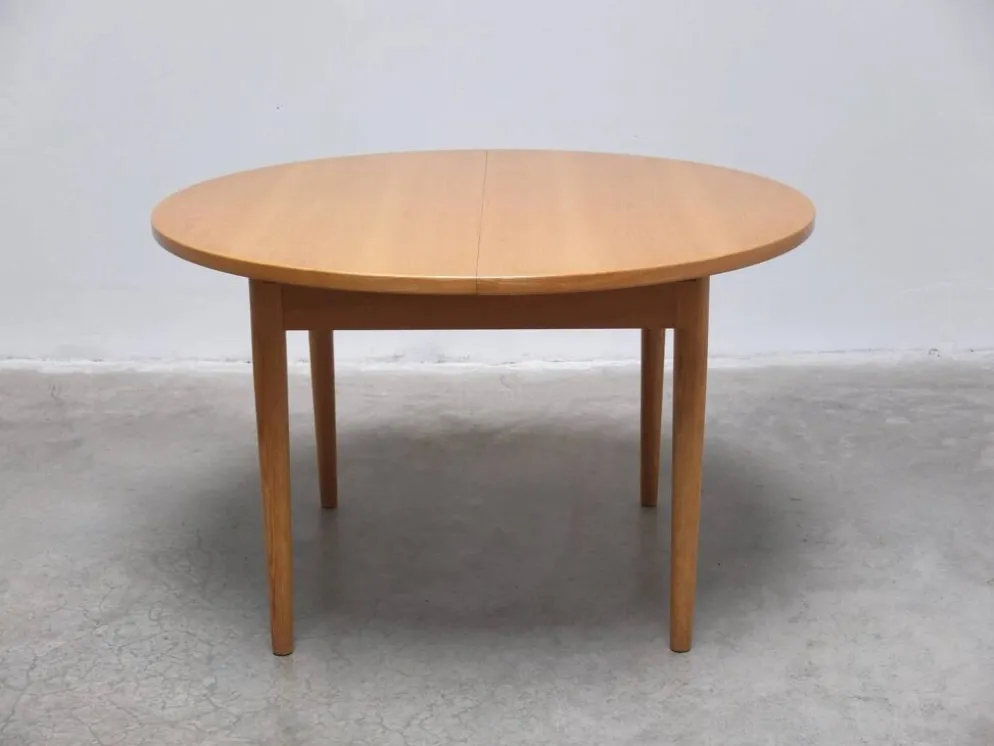 Table à manger ronde extensible en chêne par Van Den Berghe-Pauvers, années 1970.