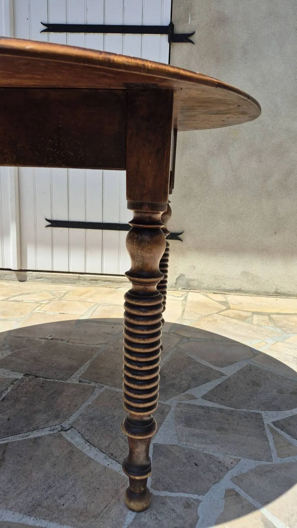 Table à manger ronde à plateau rabattable en noyer massif, fin 19ème