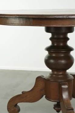 Table à manger ronde rustique en bois subtil avec une belle apparence.