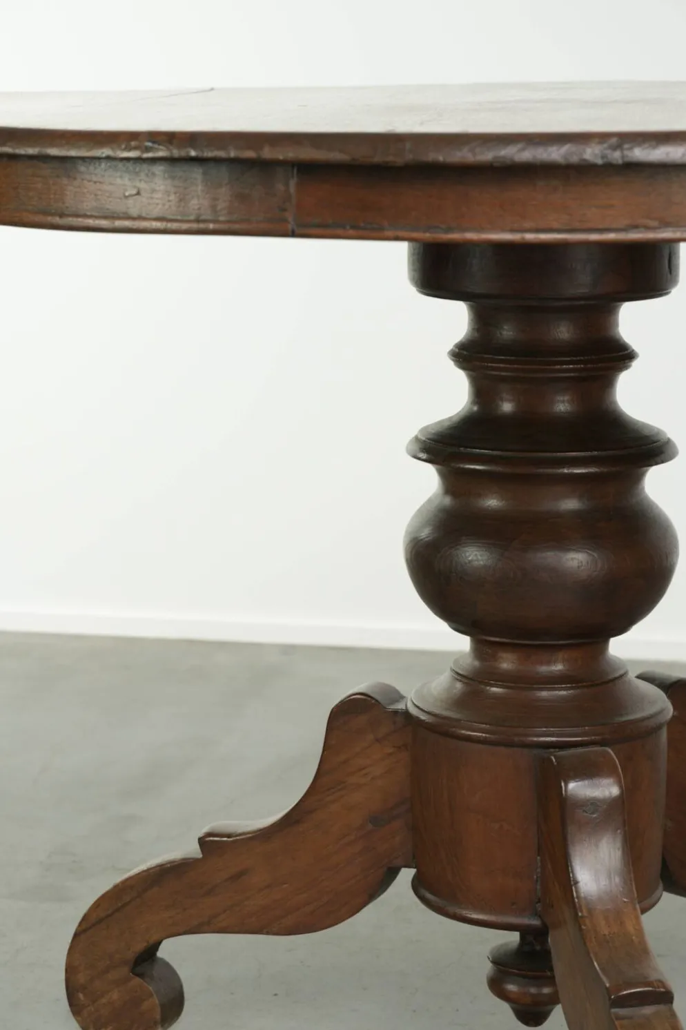 Table à manger ronde rustique en bois subtil avec une belle apparence.