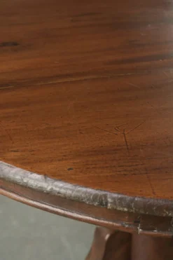 Table à manger ronde rustique en bois subtil avec une belle apparence.