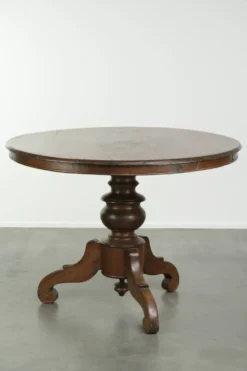 Table à manger ronde rustique en bois subtil avec une belle apparence.