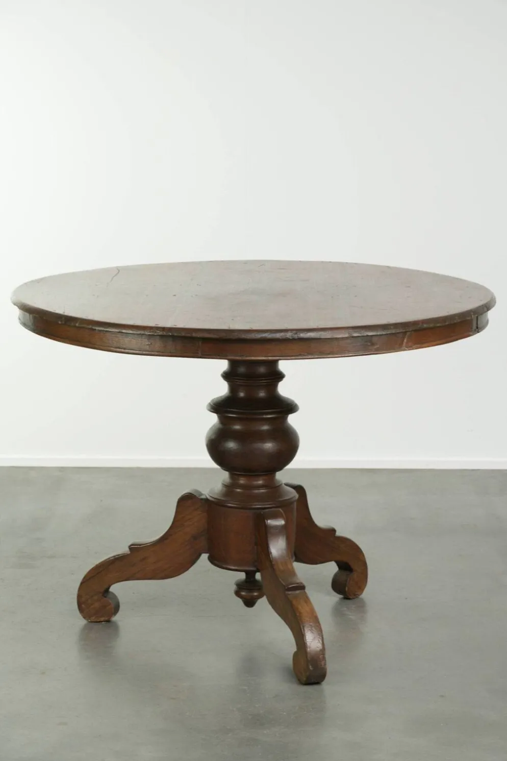 Table à manger ronde rustique en bois subtil avec une belle apparence.
