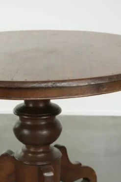 Table à manger ronde rustique en bois subtil avec une belle apparence.