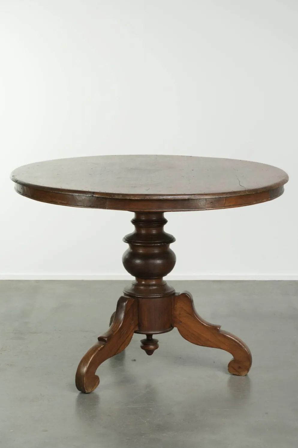 Table à manger ronde rustique en bois subtil avec une belle apparence.