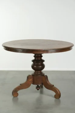 Table à manger ronde rustique en bois subtil avec une belle apparence.
