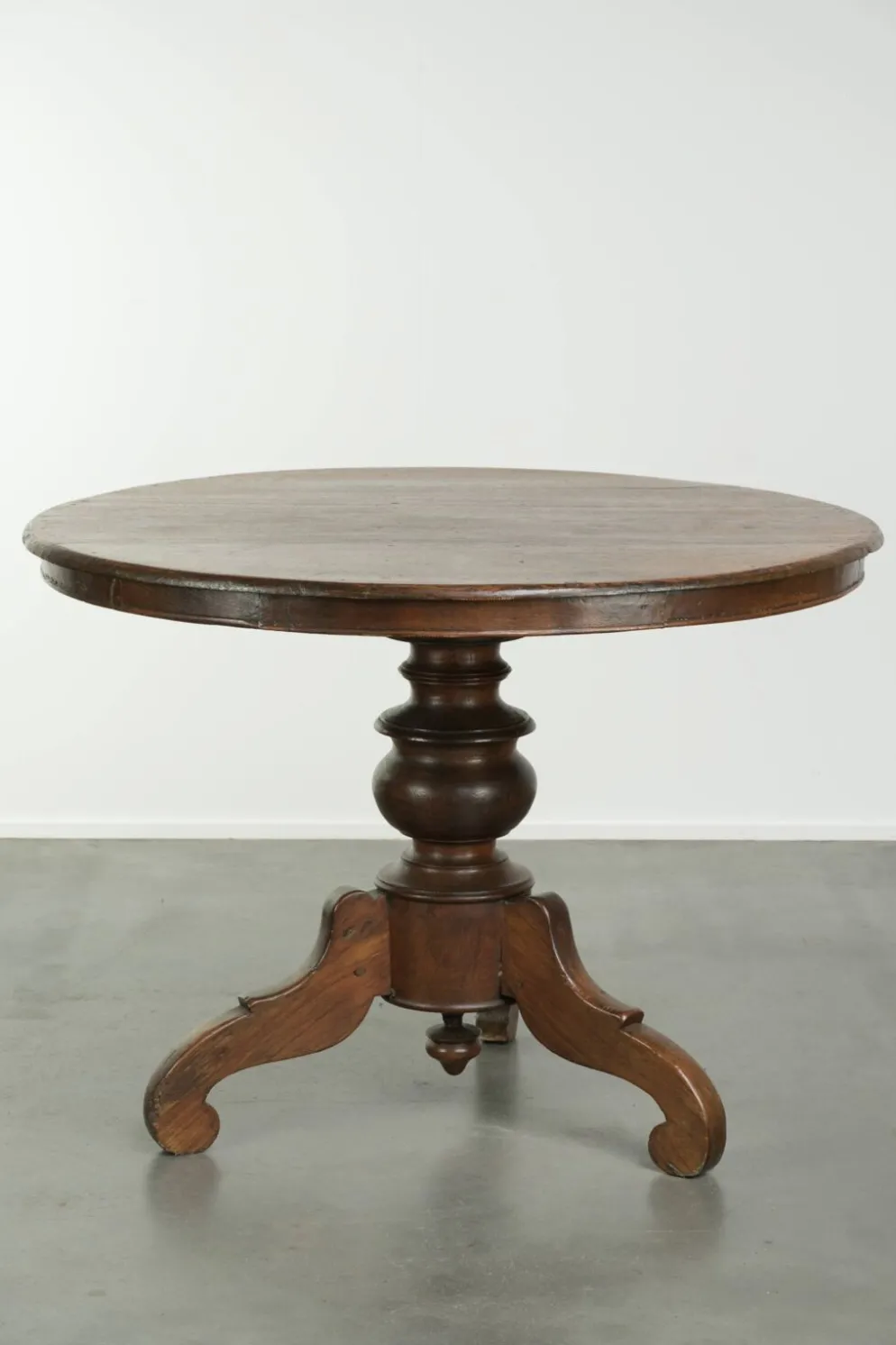 Table à manger ronde rustique en bois subtil avec une belle apparence.