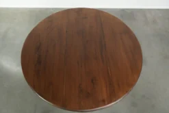 Table à manger ronde rustique en bois subtil avec une belle apparence.
