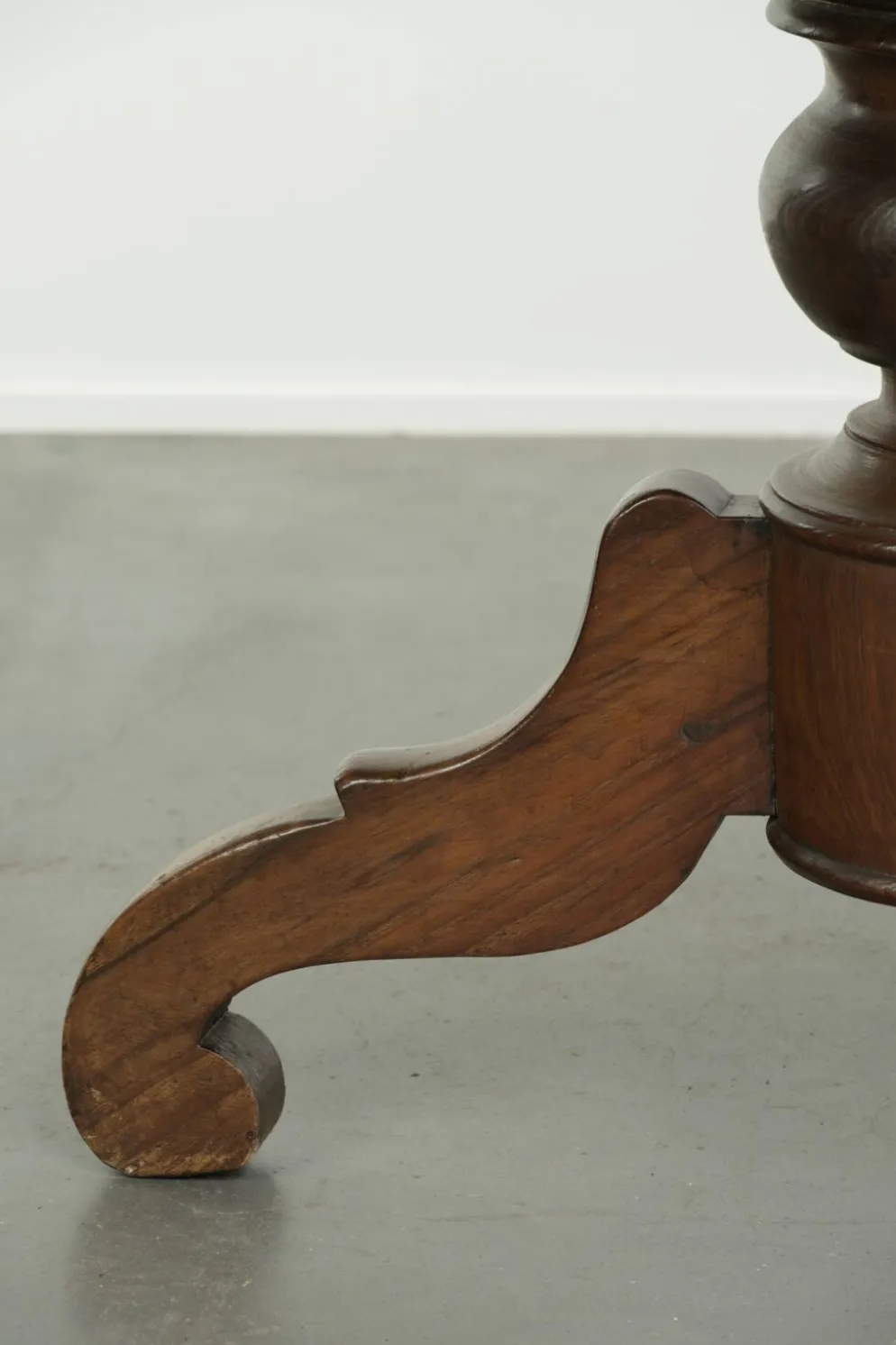 Table à manger ronde rustique en bois subtil avec une belle apparence.
