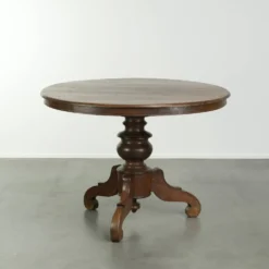 Table à manger ronde rustique en bois subtil avec une belle apparence.