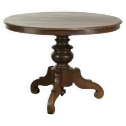 Table à manger ronde rustique en bois subtil avec une belle apparence.