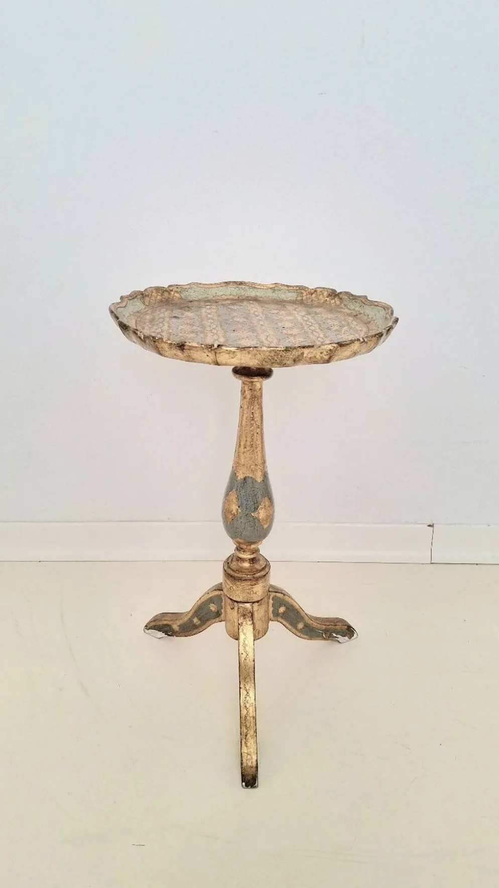 Table à martini trépied en bois doré florentin italien du milieu du siècle en sauge et