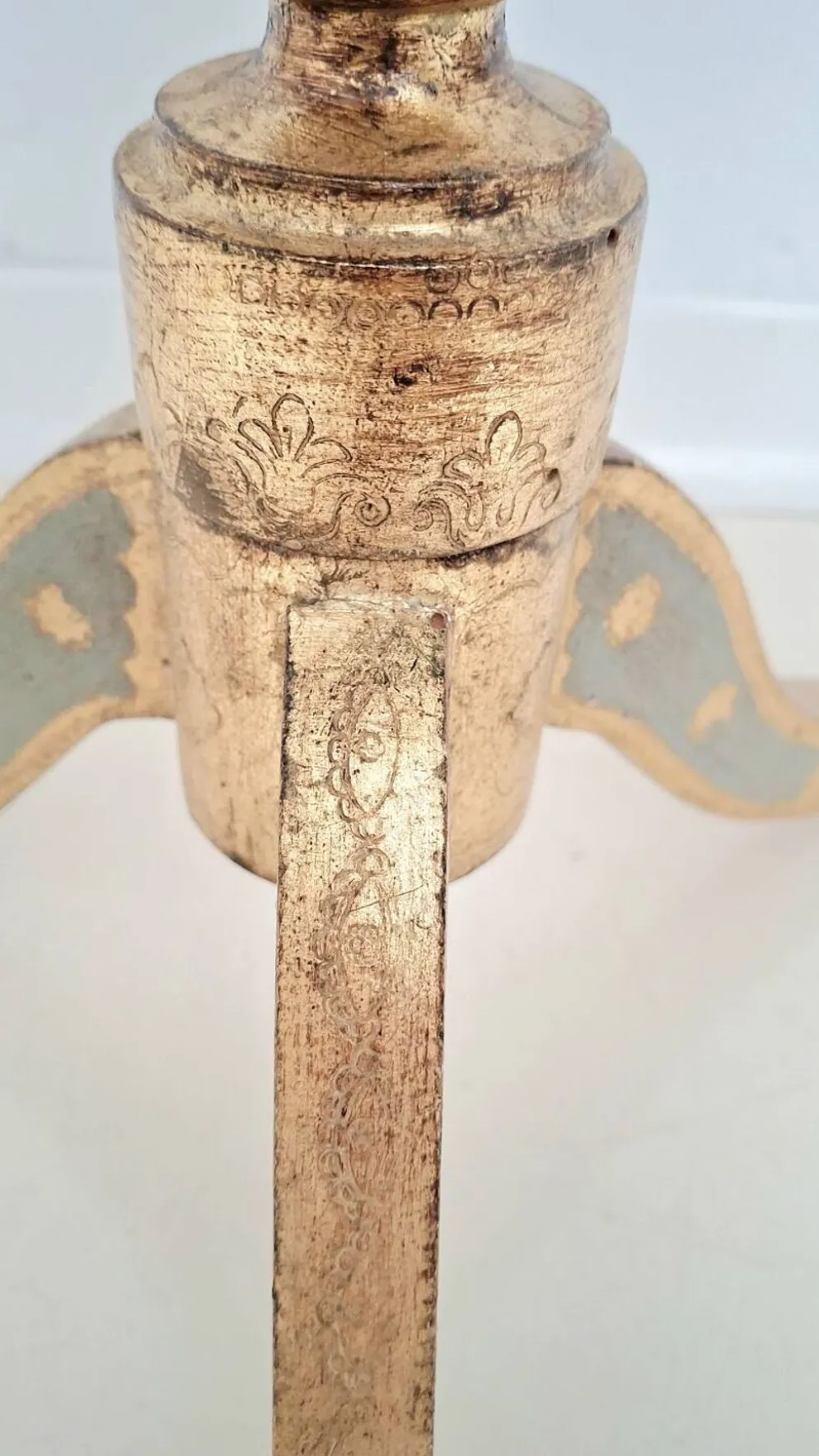 Table à martini trépied en bois doré florentin italien du milieu du siècle en sauge et