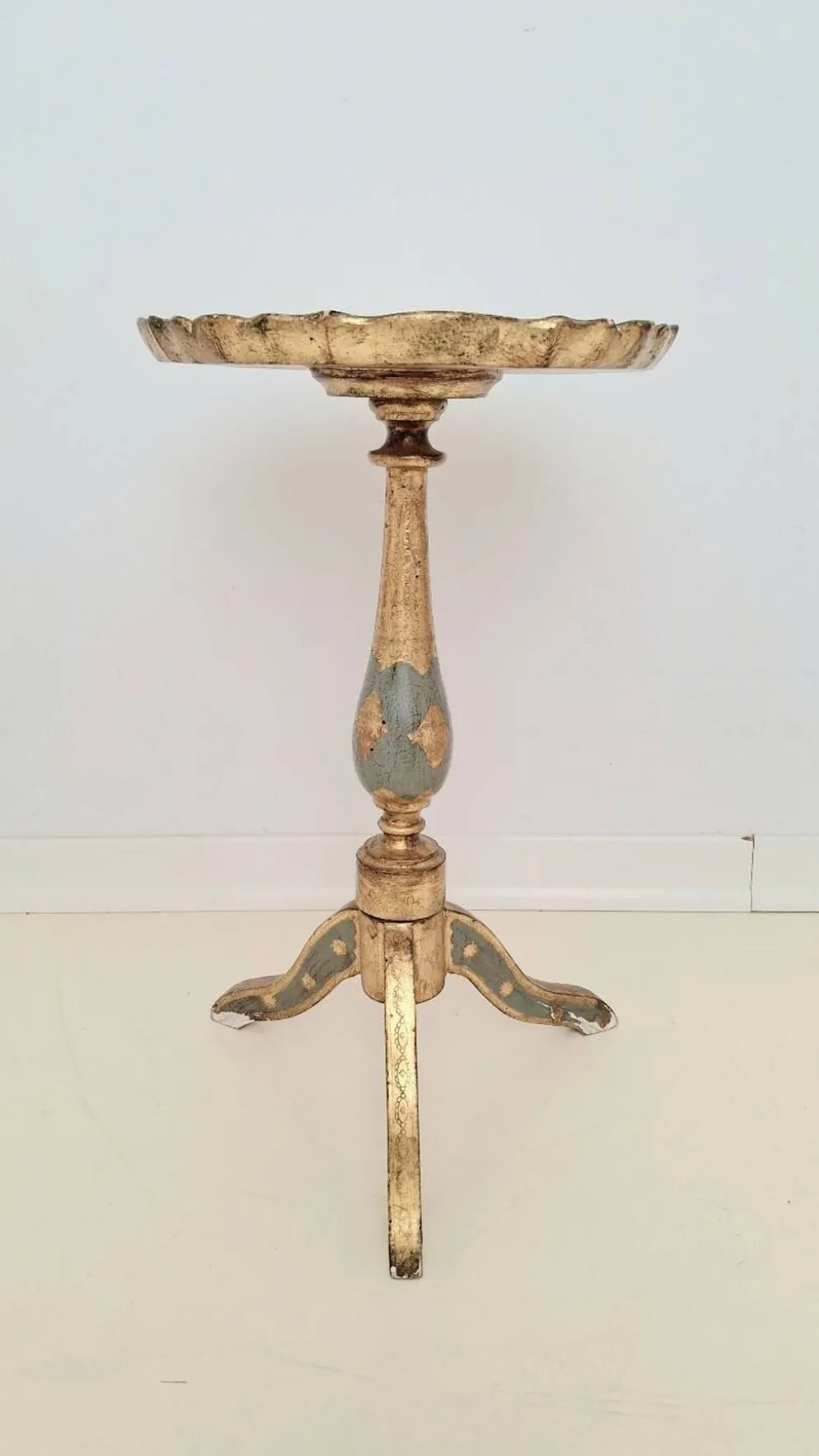 Table à martini trépied en bois doré florentin italien du milieu du siècle en sauge et