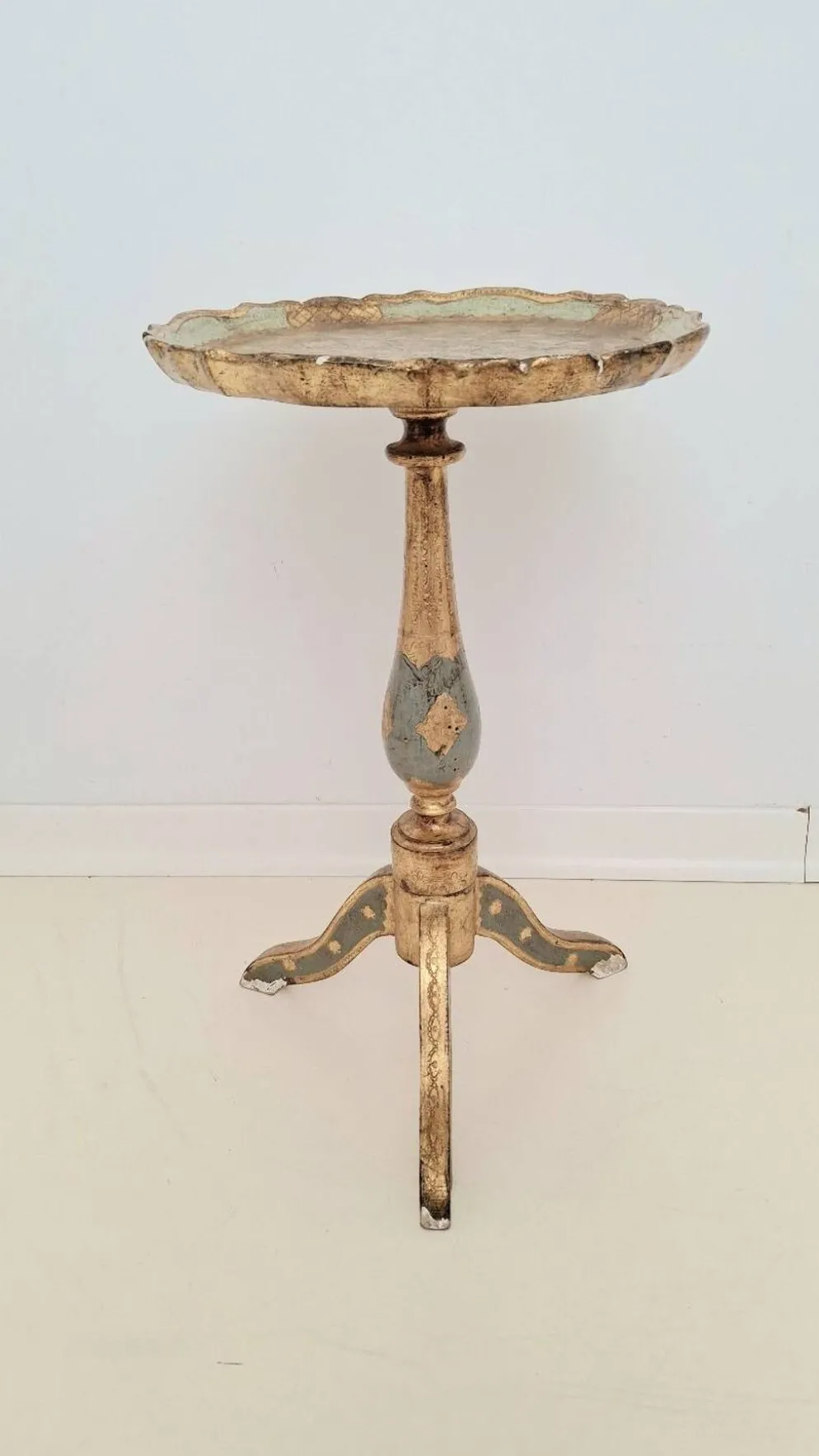 Table à martini trépied en bois doré florentin italien du milieu du siècle en sauge et