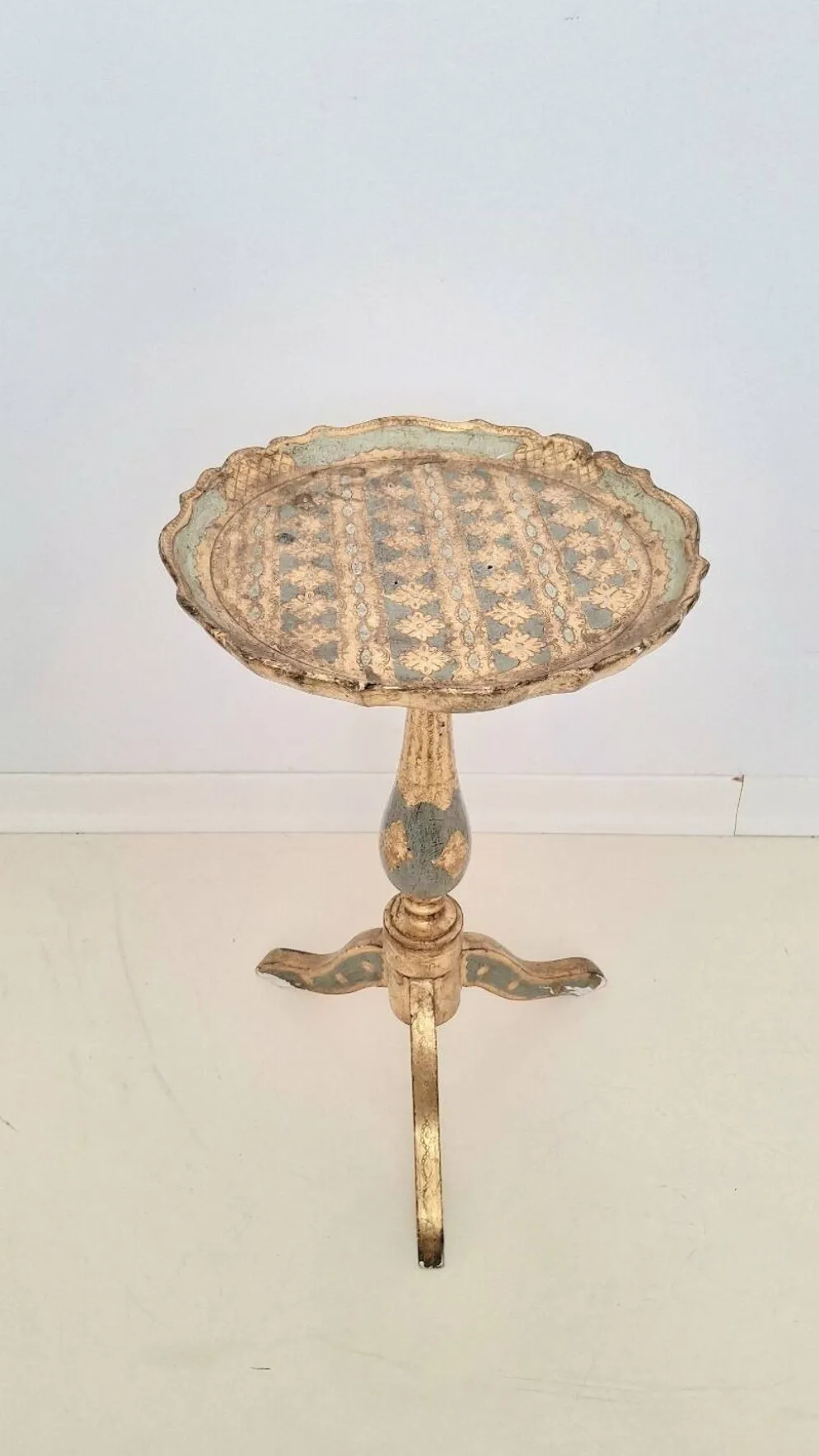 Table à martini trépied en bois doré florentin italien du milieu du siècle en sauge et